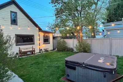 Image de Bo's Queen Anne with Hot Tub and fenced backyard.