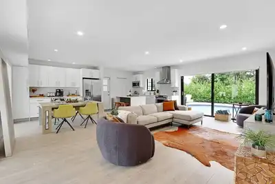 Image de Modern Paradise - walk to the beach- Heated pool