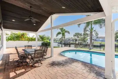 Image de Direct Bay Access - close to the Beach & the Stadium Stadium| Pool| 3br