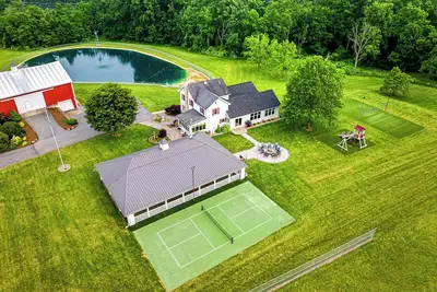 Image de Farm stay -Sleeps 30 -Outdoor Kitchen, games