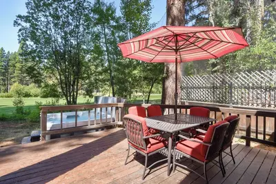Image de Foursome Cabin - On Golf Course, Hot Tub, Updated