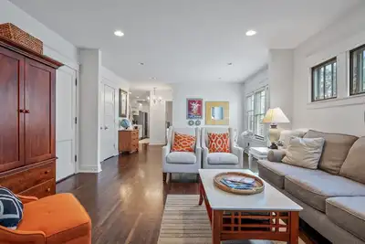 Image de Elegant Flat nestled right off-campus & free parking!