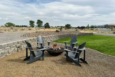 Image de New Custom Multi Master + Sleeping Room Golf Course Home w\/ Outdoor Living Area