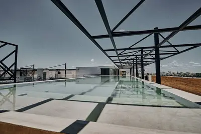 Image de Studio palais de luxe avec piscine et salle de sport.