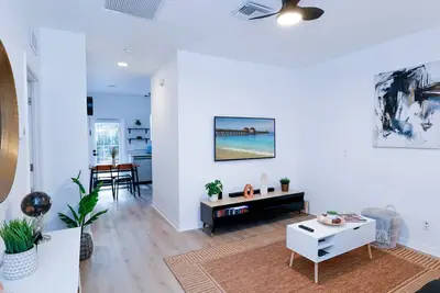 Image de Stunning 2br with private patio just minutes from the beach, restaurants & shops