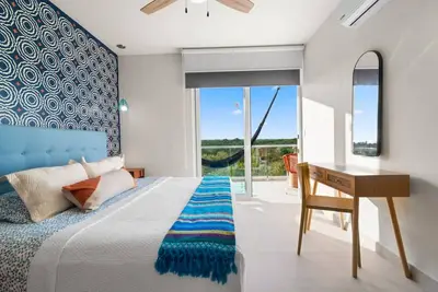 Image de Welcome to the Jungle! condo 5 minute walk to beach!