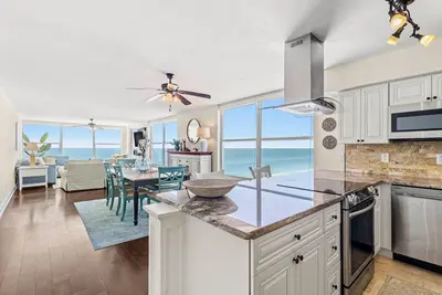 Image de Serene Shoreline Retreat