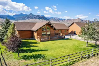 Image de Aj's Outpost- Comfortable family retreat with mountain views