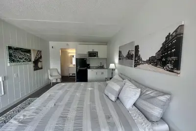 Image de Lindell - Updated Downtown Studio - One Block From Main Street - King Bed!