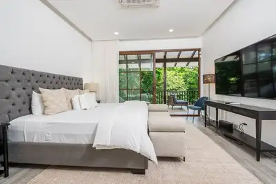 Image de 4 Bedroom Stylish Condo Steps to the Beach