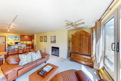 Image de Rustic condo with resort amenities, sweeping views, and wood-burning fireplace