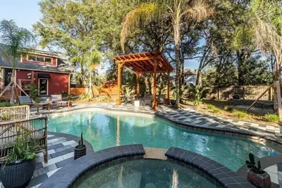 Image de Unique Oasis in the Heart of Springfield!