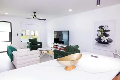 Image de Luxe & Modern Retreat with Private Backyard Oasis