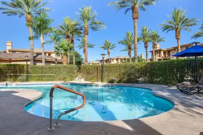 Image de Your Relaxing Getaway Awaits! Onsite Pool, Kitchen, Free Parking!