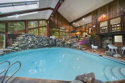 Image de Events Welcome! Exclusive 65-Acre Gated Estate w\/ Indoor Pool & Private Lake