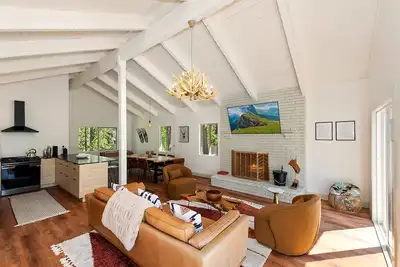 Image de Vista Chalet By Destination Big Bear: Close to Bear Mountain Ski Resort! Views of the Slopes! Vaulted Ceilings!