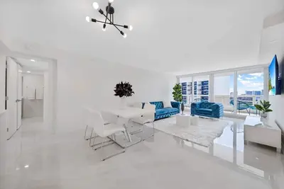 Image de 4-Bedroom Coastal Living with Bayview