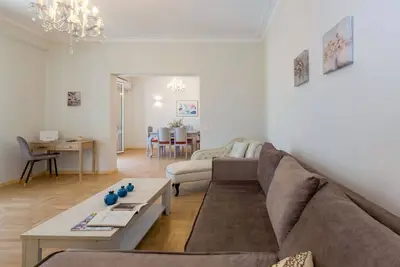 Image de The Bright Suite - elegant, fully renovated, with lift, air conditioning apt