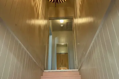 Image de Above the pink stairs ~ a quiet eclectic garage apartment.