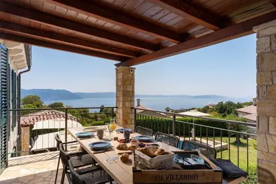 Image de Joyeuse villa avec vue sur la mer Franka dans un endroit calme