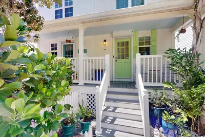 Image de New Listing-Golf Course Charmer!