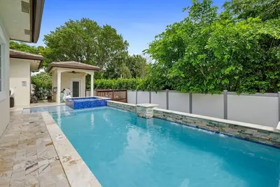 Image de Modern Estate + Heated Pool, HotTub & Game Room!