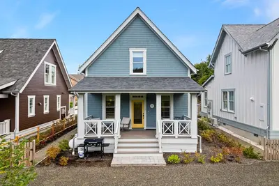 Image de New* Seabrook's Dogwood Cottage, remote-friendly