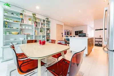 Image de Modern Group Condo w/ Private Balcony & Parking