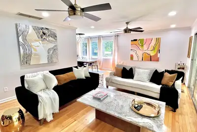 Image de Modern Artsy 4bd/2ba Central w/ 1pm Check In! 5beds/Sleeps 10