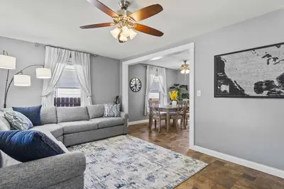 Image de Family Sized & 2 Living Rooms! !