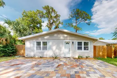 Image de Charming retreat with an enclosed yard, modern interior, & W/D - dog-friendly