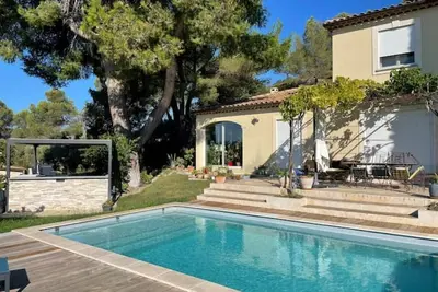 Image de Lieu de détente au milieu des oliviers