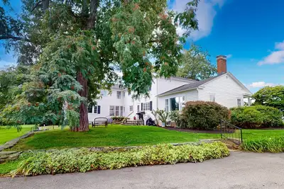 Image de Classic country retreat with a game room, bar, expansive outdoor space, & grill