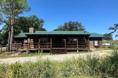 Image de Near Turner Falls, Arbuckle Lake, Chickasaw National Park, & CrossBar Ranch. \n