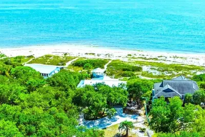 Image de Oceanfront on a Private Beach-Hot Tub-Beautifully Remodeled-Dog Friendly Beach