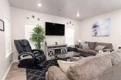 Image de Edmond Oasis: Luxury Retreat w/ Massage Chair and Mortal Combat Arcade