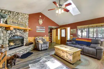 Image de Central Big Bear Lake Retreat w/ Private Hot Tub!