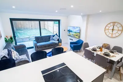 Image de Moderne-Maison-Salle de bain-Vue sur Jardin-Free Private Parking