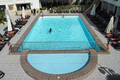Image de Cozy poolside apartment with 5 beds