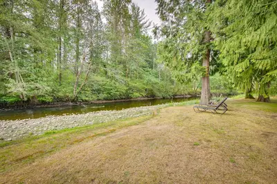 Image de Riverfront Rental w\/ Deck: 4 Mi to Wallace Falls!