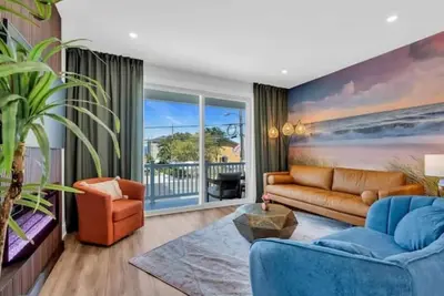 Image de One Block to Beach and Rides, Gas Fire Pit, Parking for 3 cars, sleeps 10