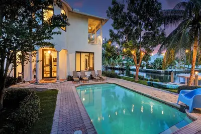 Image de Waterfront Heated Saltwater Pool & Kayaks