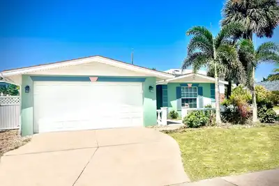 Image de Cozy beach home! Private pool, 2min walk to beach, walkable to restaurants/shops
