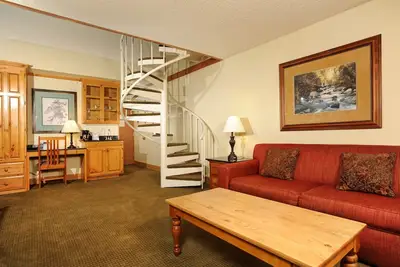 Image de Spacious + Modern Mountain Room