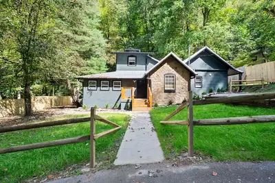 Image de New Cabin Specials! Built on a Mountain Creek! Central between Gatlinburg & Pf!