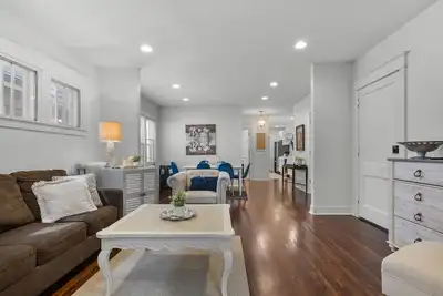 Image de Near campus, Xcel Center, Allianz Field, hospitals, king bed & free parking! 2