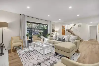 Image de Monthly Rental Delight · Unwind in Style and Space