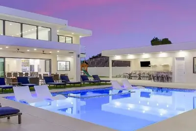 Image de Voted Vacation Rental of The Year out of millions of homes on Vrbo!