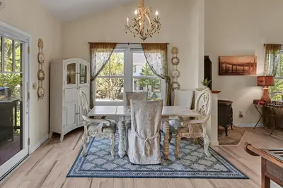 Image de Lovely Home- near fine dining and pool area (Bret Harte Cottage)
