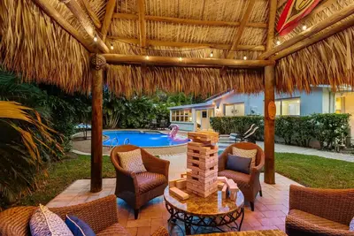 Image de Retro 1950s Florida Home ~ Pool ~ Spa ~ Tiki Hut ~ Huge Backyard ~ Hammock ~ Two Bikes